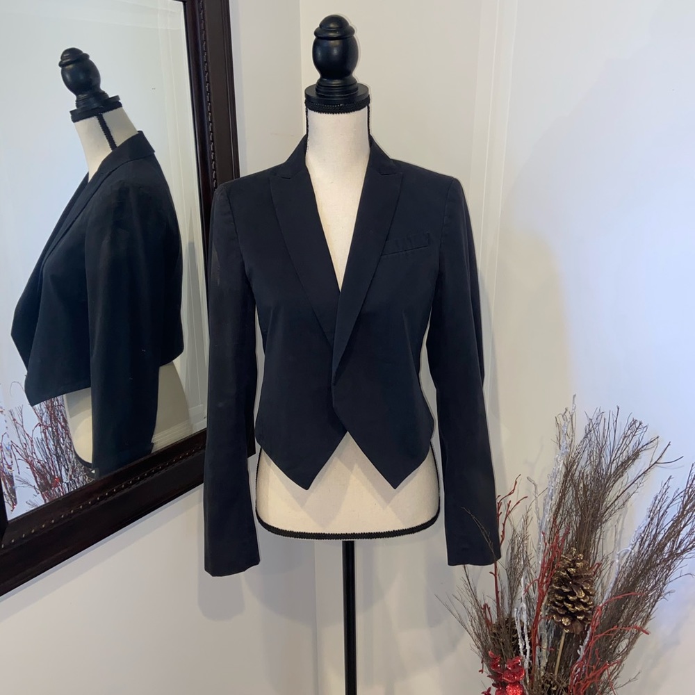 Super cute ladies cropped blazer